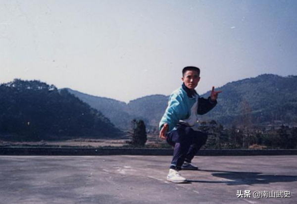 論臧曉忠的實戰能力，多年任職私人保鏢，實力高達散手道黑帶5段