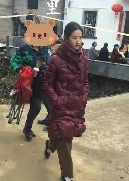 劉亦菲穿羽絨服,這羽絨服誰穿誰醜,但是神仙姐姐劉亦菲是意外 劉亦菲穿羽絨服,這羽絨服誰穿誰醜,但是神仙姐姐劉亦菲是意外