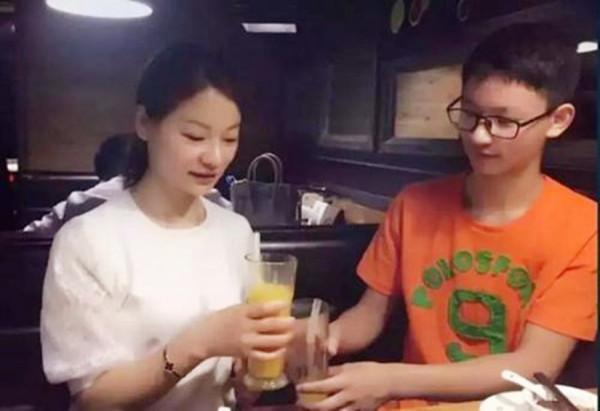 2019年，安徽孝子王恆傑，高考後跪地謝母，主動放棄985大學