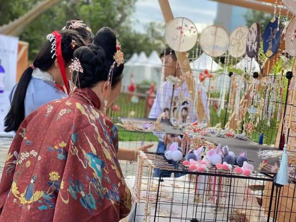 國風古韻 金秋遊園 漢服驚鴻 衣袂飄飄 國風古韻 金秋遊園 漢服驚鴻 衣袂飄飄