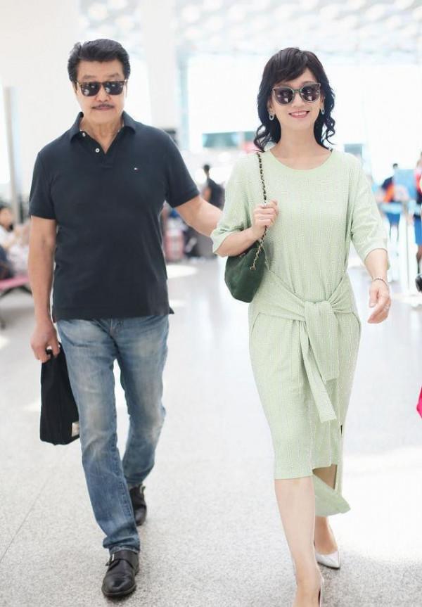 趙雅芝終於不扮嫩了,印花襯衫配九分褲優雅知性,有年齡感也養眼 趙雅芝終於不扮嫩了,印花襯衫配九分褲優雅知性,有年齡感也養眼