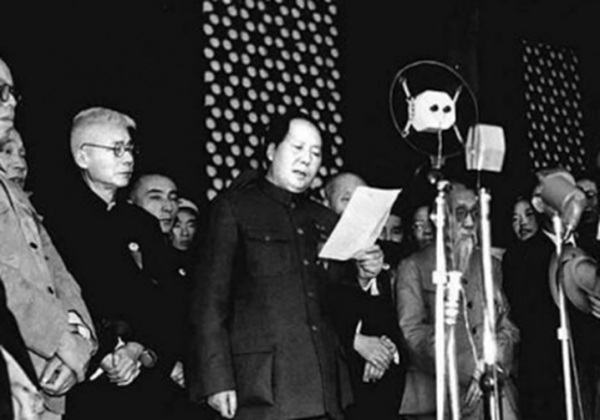 開國大典上，毛主席身後站著一個年輕人，戴著黑色禮帽，他是誰？