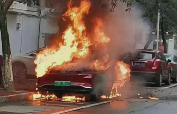 蔚來李斌：“我搞不懂為什麼現在還有人買油車？”同行給出了答案