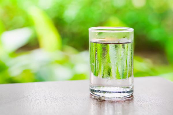 早起喝溫水，相當於喝“細菌”？很多人不瞭解，醫生一文講清楚