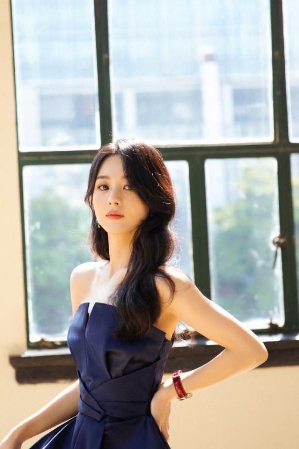 趙麗穎風格大轉變!穿抹胸藍裙美成女王,優雅知性風太適合她了 趙麗穎風格大轉變!穿抹胸藍裙美成女王,優雅知性風太適合她了