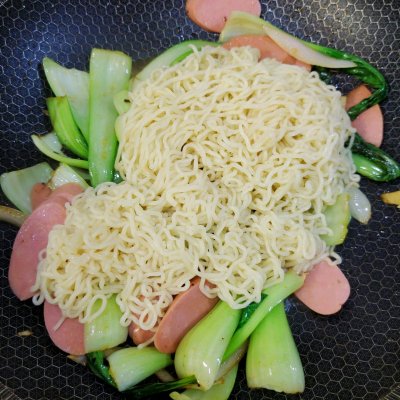 幾分鐘搞定炒泡麵，一步就搞定