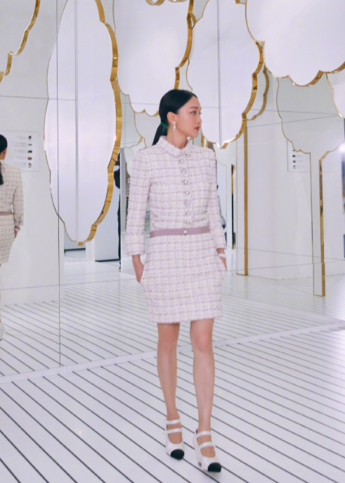 周迅隨便穿穿都有好氣質，一身黑色穿搭時髦高階，低調優雅