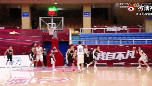 WCBA惡意墊腳動作，江蘇女籃孫麗當場骨折，全隊抗議比賽提前終止