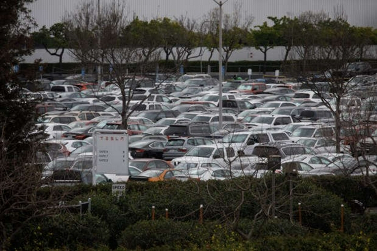 特斯拉生產過於火爆!加州工廠員工停車成難題:被迫租借900車位,運營公司大賺停車費 特斯拉生產過於火爆!加州工廠員工停車成難題:被迫租借900車位,運營公司大賺停車費