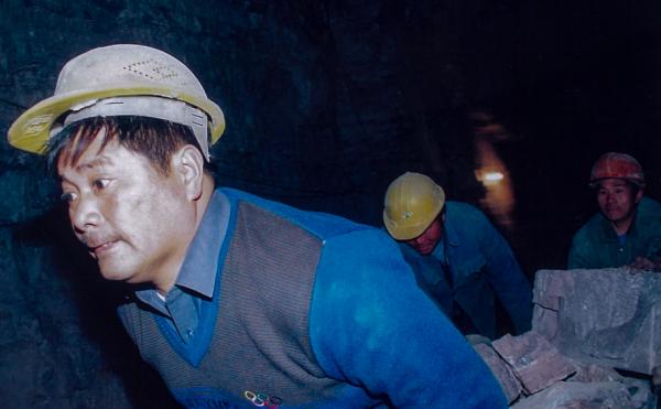 19年前，那個帶領全村懸崖修路的“當代愚公”張榮鎖，現狀如何了