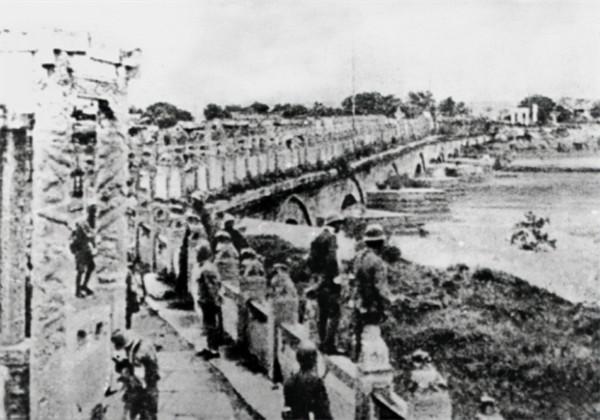 戴笠請50個漢奸吃飯，坐下後，他說：現在公開逮捕名單