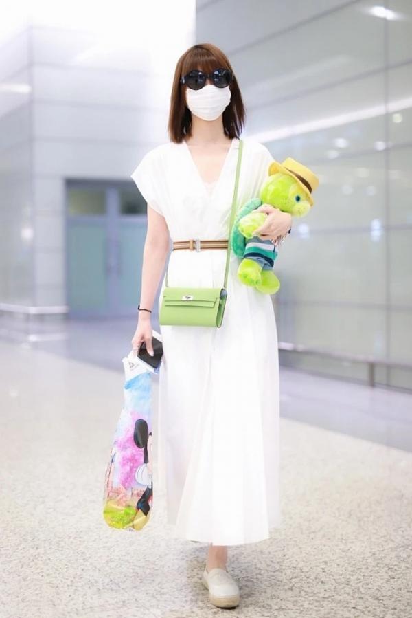 毛曉彤的穿法夠獨特，不但配色很大膽，吊帶外穿更是令人看不懂