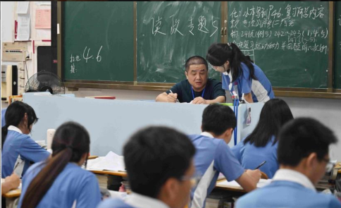 女教師懷孕坐著講課，卻遭到校長點名批評，家長聽到後霸氣回懟