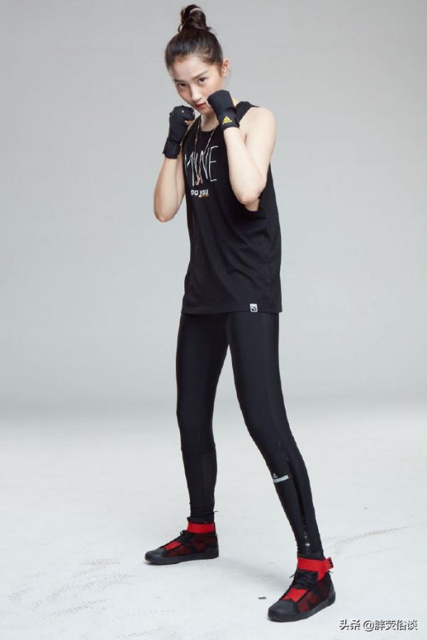 關曉彤一身運動裝化身功夫少女，英姿颯爽