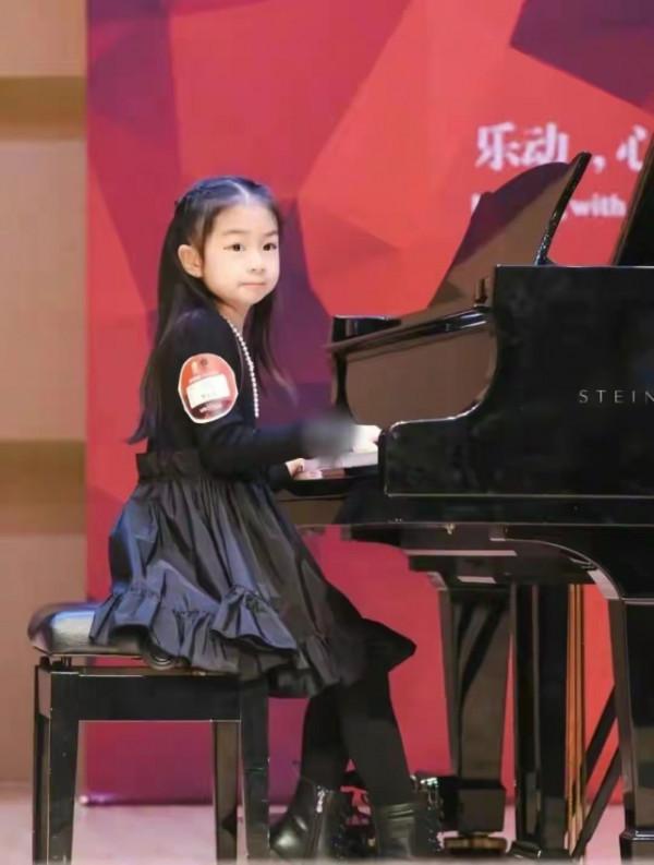 戚薇女兒太有明星範！穿公主裙彈鋼琴氣質出眾，顏值徹底大逆襲