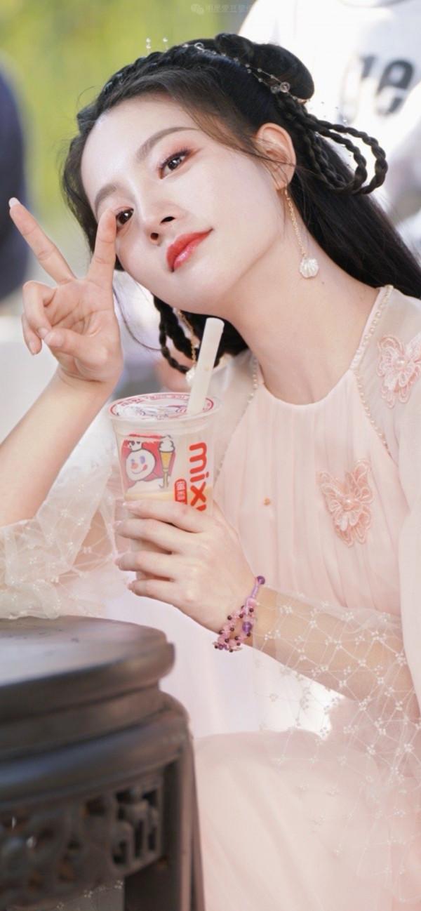 朱麗嵐桌布｜淡雅妝容 青春感十足