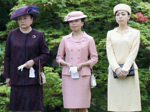 日本皇室“無情姐妹花”:不讓親媽回家,還要報警抓她 日本皇室“無情姐妹花”:不讓親媽回家,還要報警抓她