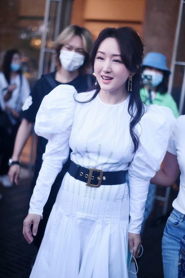 離了濾鏡的楊鈺瑩也很甜美，一襲泡泡袖長裙好顯嫩，生圖更精緻了