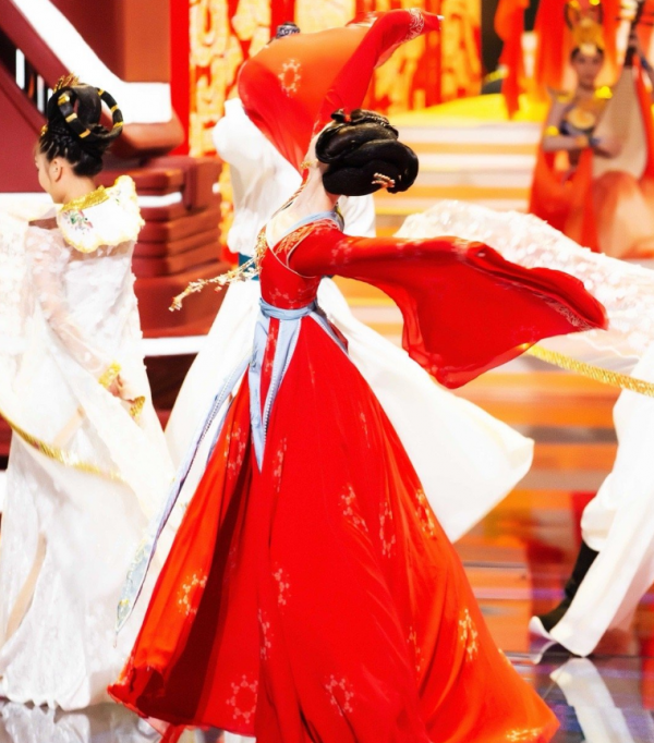 雙十一晚會:易烊千璽像猴、周冬雨性感失敗,金晨唐裝一舞太驚豔 雙十一晚會:易烊千璽像猴、周冬雨性感失敗,金晨唐裝一舞太驚豔