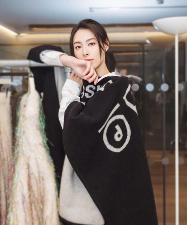 李澤楷前女友“骨相美人”梁洛施高冷美豔，分手後復出依舊亮眼