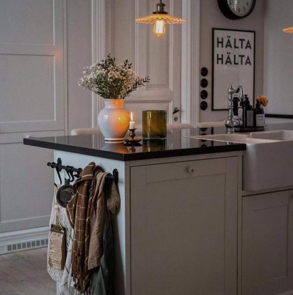 一對夫婦與兩個女兒生活的瑞典小屋，漂亮又溫馨，純樸趣味很親近