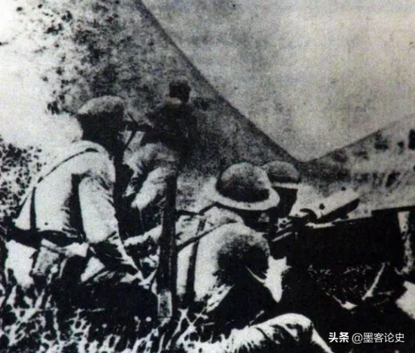1937年&comma;八路軍彈藥耗空被困&comma;70歲老地主跑上戰場&colon;我家還有十幾箱