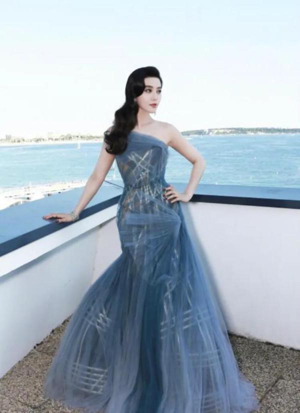 女明星看似隨意的20個擺拍姿勢,堪稱美照模版 女明星看似隨意的20個擺拍姿勢,堪稱美照模版