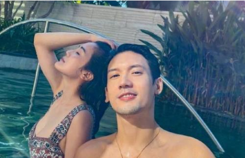 蔡卓妍與關智斌甜蜜過平安夜，約定40歲阿SA未嫁，兩人就在一起