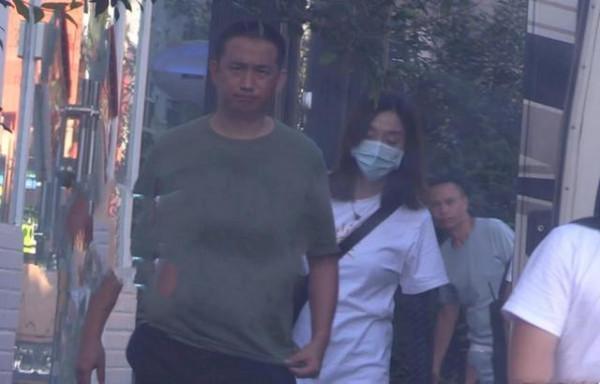 黃多多出現意外以後，父女首次現身，滿面愁容