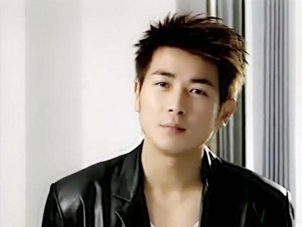 “古老師”保劍鋒:28歲爆紅,37歲跌落神壇,老婆46歲為他生子 “古老師”保劍鋒:28歲爆紅,37歲跌落神壇,老婆46歲為他生子