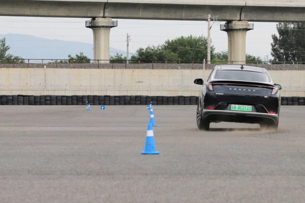 4.5秒破百，車長近5米的國產高階轎車竟是賽道高手，開著超爽