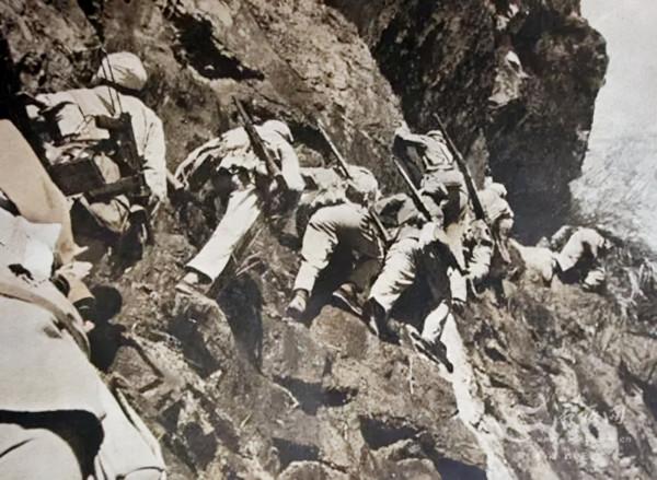 老獵人指點迷津，解放軍攻破土匪巢穴，洞中所藏之物令人咋舌