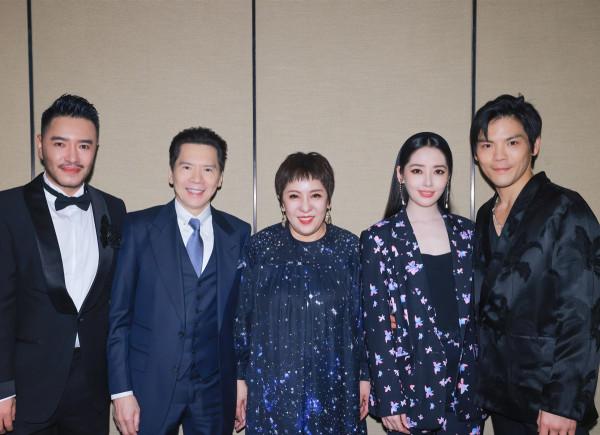 這場秀頭排不輸紅毯!向太郭碧婷穿婆媳裝,范冰冰穩站C位氣場足 這場秀頭排不輸紅毯!向太郭碧婷穿婆媳裝,范冰冰穩站C位氣場足