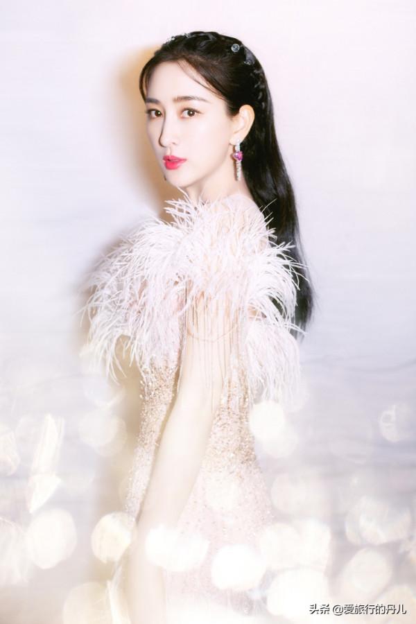 馬蘇一襲粉色禮服甜美靈動，優雅大氣