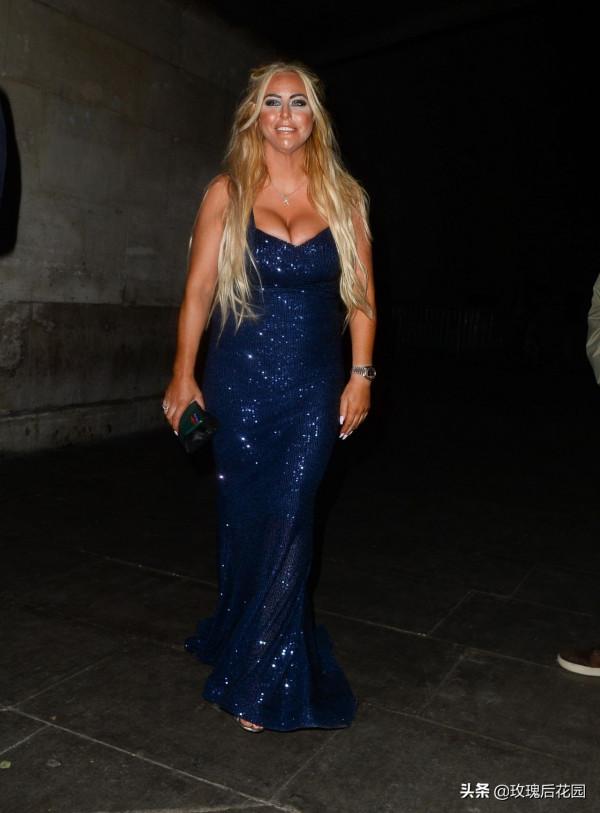 Danielle Mason一襲藍色亮片裙亮相活動,金髮碧眼盡顯貴婦氣質 Danielle Mason一襲藍色亮片裙亮相活動,金髮碧眼盡顯貴婦氣質