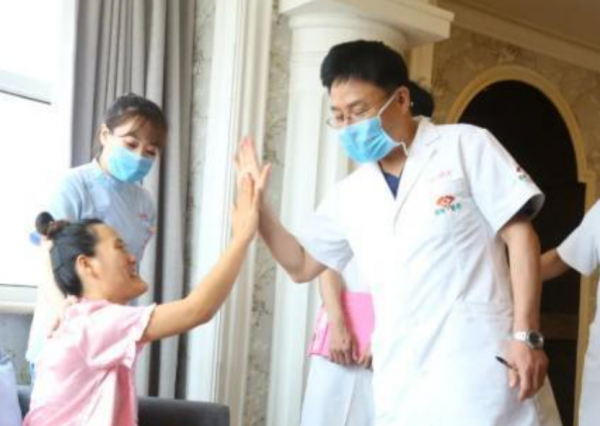 “歪臉女孩”趙宏秋:整容成功後,放棄百萬年薪,甘願教書育人 “歪臉女孩”趙宏秋:整容成功後,放棄百萬年薪,甘願教書育人