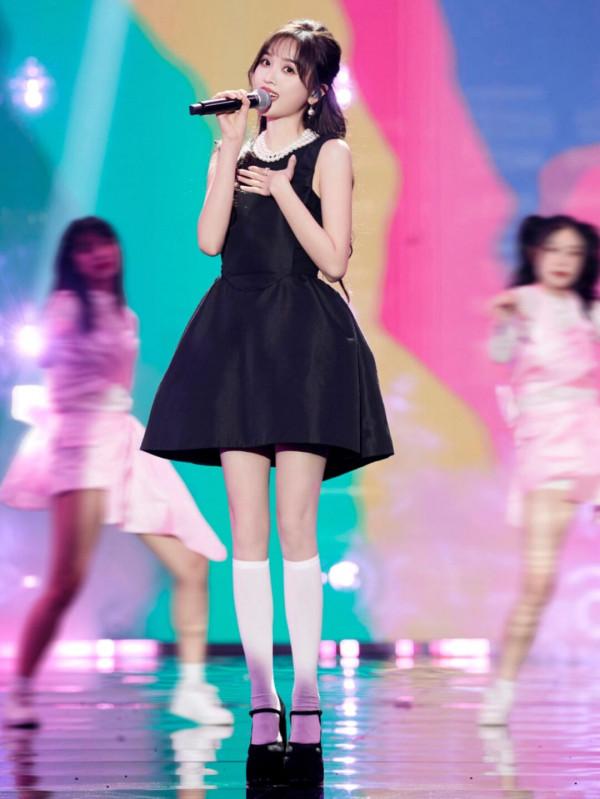 甜甜公主風，吳宣儀跨年這套造型很適合她！|