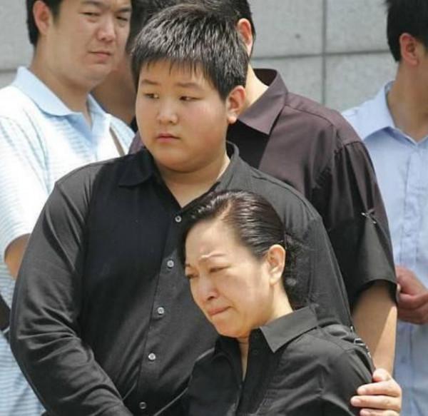羅京去世12年，妻子曾哭到暈厥，兒子已長大成人