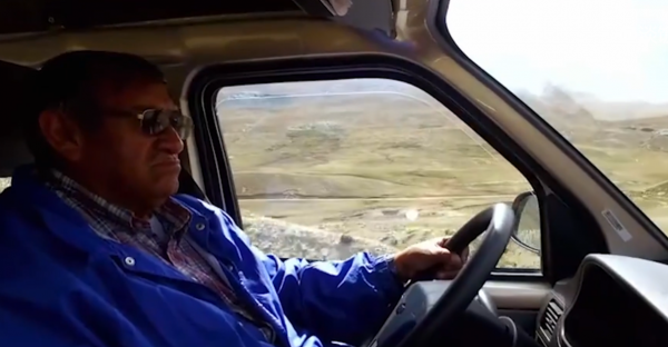 玻利維亞小孩為了上學，每天劃鋼索穿越300米峽谷，失誤就喪命