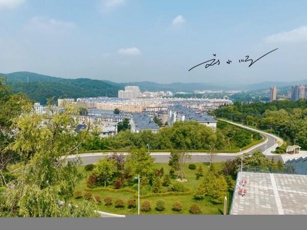 遼寧省“著名”的邊境城市，位於中國海岸線的最北端，遊客也很多