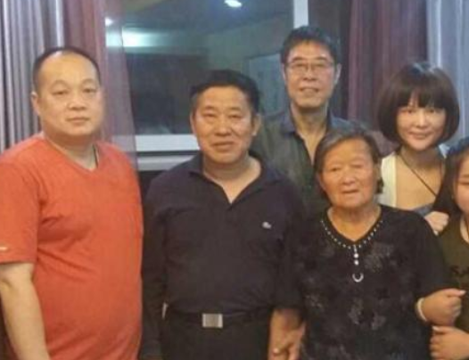 “大孝子”杜旭東：讓喪夫繼母老有所依，你依然是我的媽