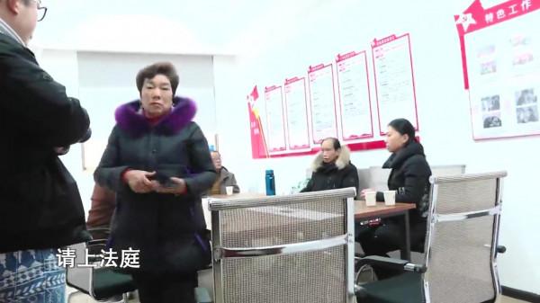 口中的模範夫妻竟各懷鬼胎，繼父大度贈予繼女房子，卻兩年不回家