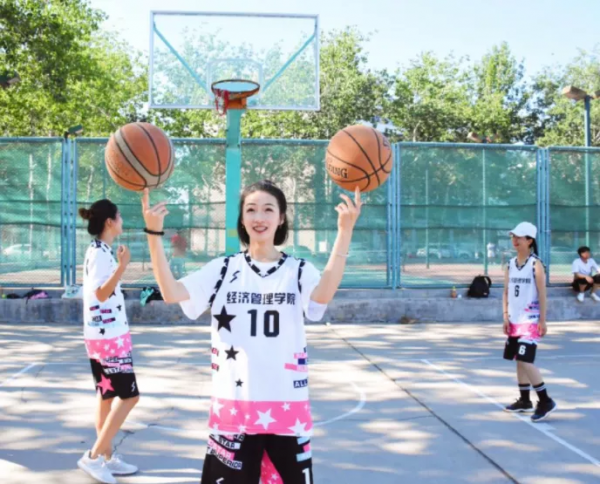 楊舒予喊話楊紫一起練籃球，誰說這項運動不適合女生？