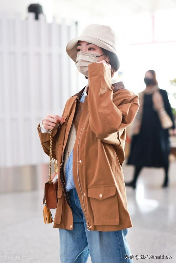 吳謹言身穿駝色上衣搭牛仔褲造型時尚，不羈素顏出鏡光彩靚麗