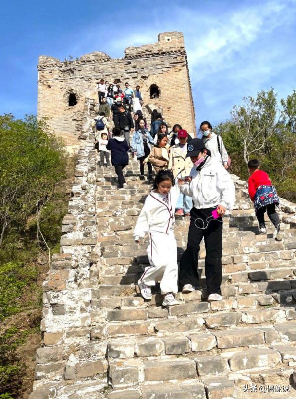 黃奕44歲生日和女兒穿親子裙合影，感慨：最好的年齡不是18是當下