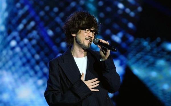 周傳雄：出道想“幹掉”張信哲，開公司血虧千萬，今淪落街頭賣唱