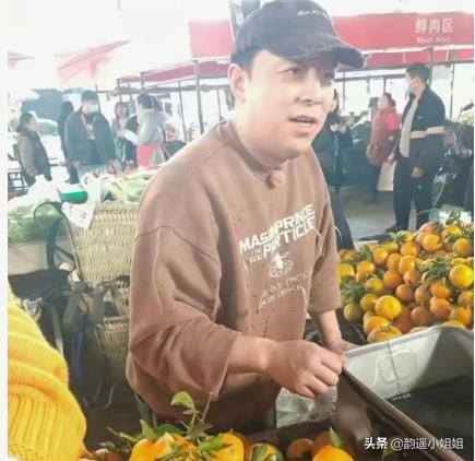47歲黃渤現身小鎮菜市場，賣橙子動作熟練，佟麗婭生圖氣質太出眾