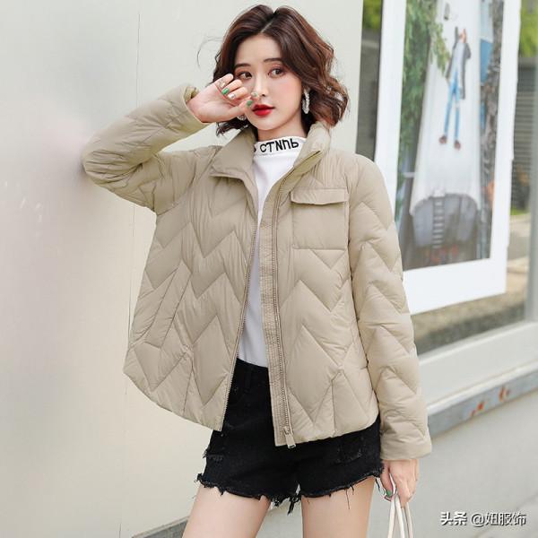 看看這幾款短款立領白鴨絨羽絨服，搭配短褲+長筒靴，高階又時髦