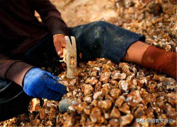 陝西農民挖沙挖到“金蠶”,拒絕文物販子收購,上交後獲百元路費 陝西農民挖沙挖到“金蠶”,拒絕文物販子收購,上交後獲百元路費
