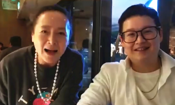 翁虹夫婦參加聚會,萬梓良前妻攜女兒現身,愛女開6間餐廳收入高 翁虹夫婦參加聚會,萬梓良前妻攜女兒現身,愛女開6間餐廳收入高